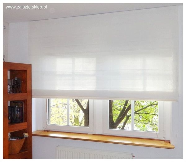 roleta rzymska, salon, elegancja, atmosfera, regulacja światła