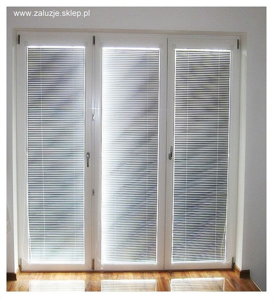Stylowe żaluzje aluminiowe na drzwiach tarasowych - kontrola światła i prywatności. #żaluzje #aluminiowe #drzwi #taras