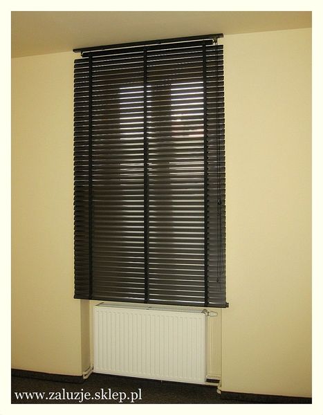 Żaluzja aluminiowa 50mm do pomieszczenia biurowego