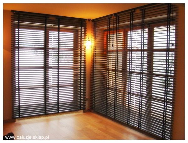 Żaluzje Retro aluminiowe do pokoju ( wersja na pionowych taśmach ozdobnych )
