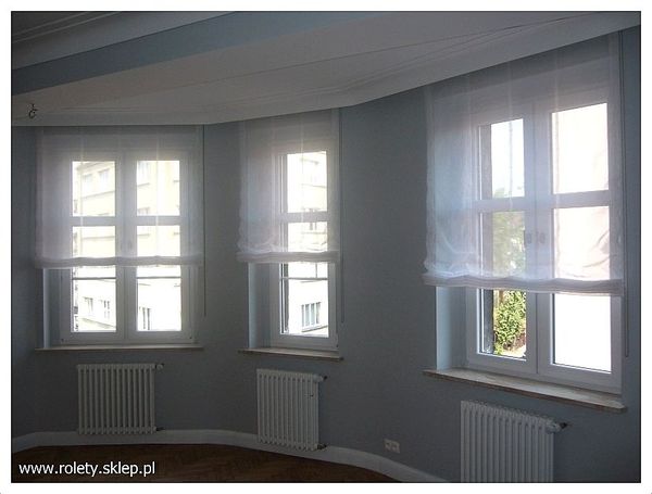 Dekoracyjne rolety rzymskie zamontowane nad wnęką okienną