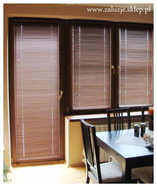  żaluzje okienne, montaż, regulacja światła, prywatność.