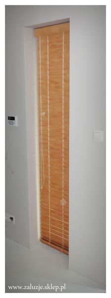 Żaluzja drewniana we wnęce okiennej 