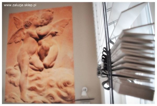 Żaluzja drewniana z czarnymi taśmami ozdobnymi