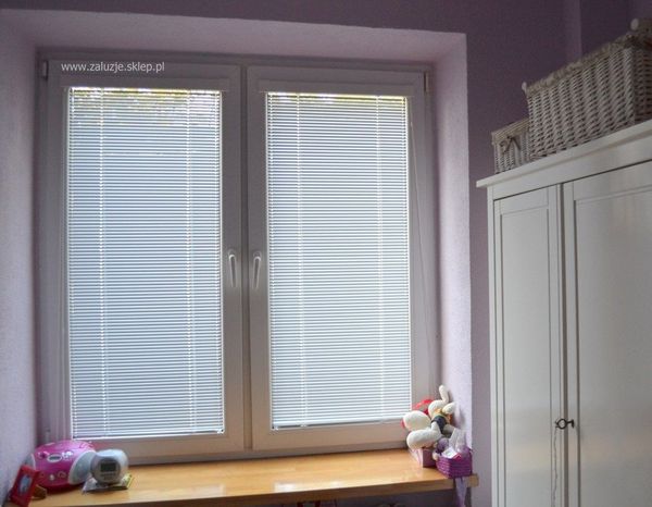 Żaluzja drewniana na oknie PCV