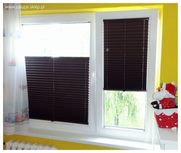 Czarne plisy materiałowe z montażem na ramię okiennej.