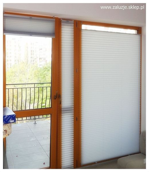 Bezinwazyjne uchwyty do plis okiennych.