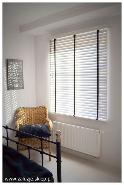 Żaluzje drewniane 50 mm SELECT w sypialni