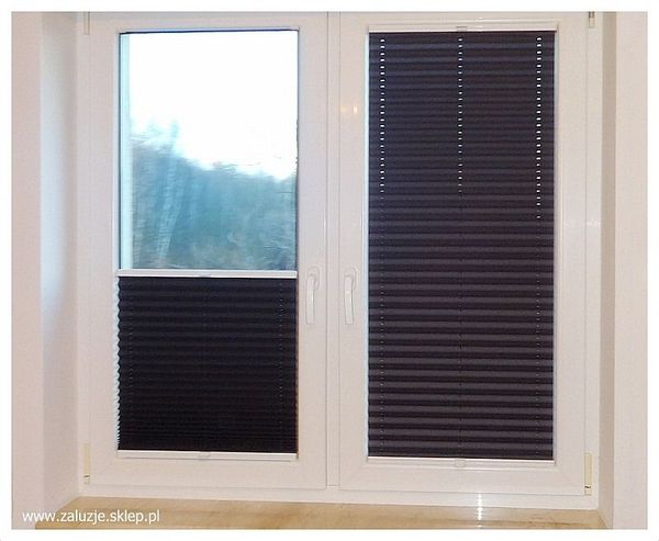 Rolety plisowane w czarnym kolorze.