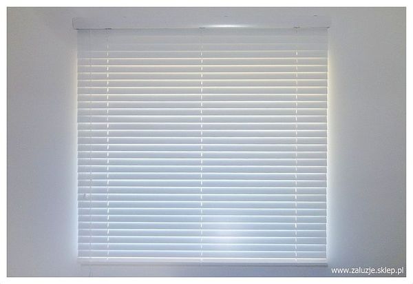 Drewniana żaluzja biała