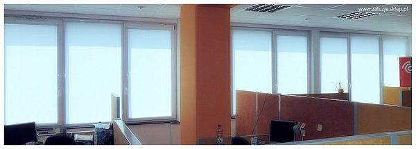 Białe rolety do biura