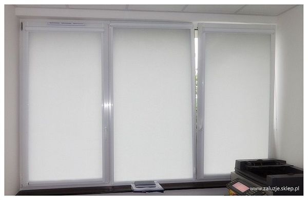 Białe rolety biurowe