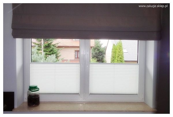 Szara roleta rzymska z białymi plisami