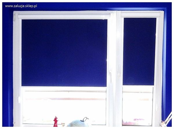 Podgumowane rolety okienne dające 100 % zaciemnienia.