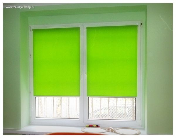 Zielona roleta do pokoju nastolatka