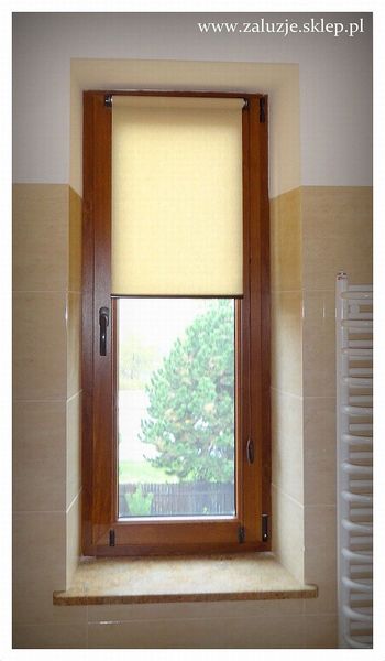 Beżowa roleta do łazienki