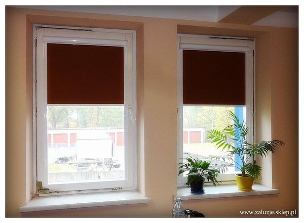 Ciemne rolety do pokoju