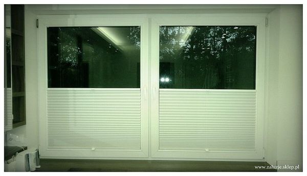 Białe plisy okienne