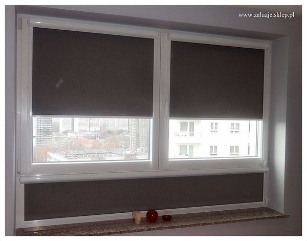 Ciemne rolety materiałowe na okno PCV