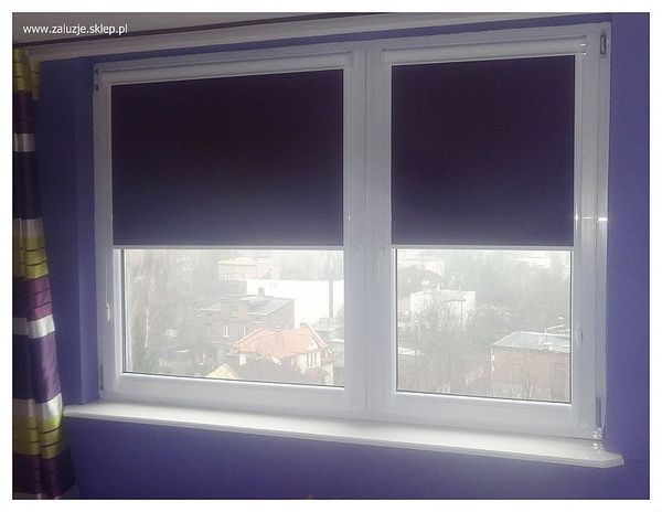 Materiałowe ciemne rolety