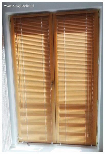 Żaluzje drewniane na duże okno