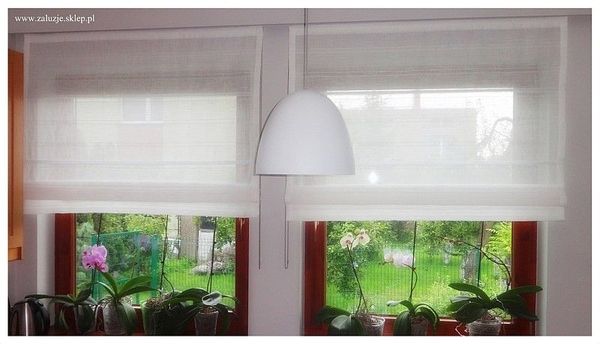 Białe rolety rzymskie