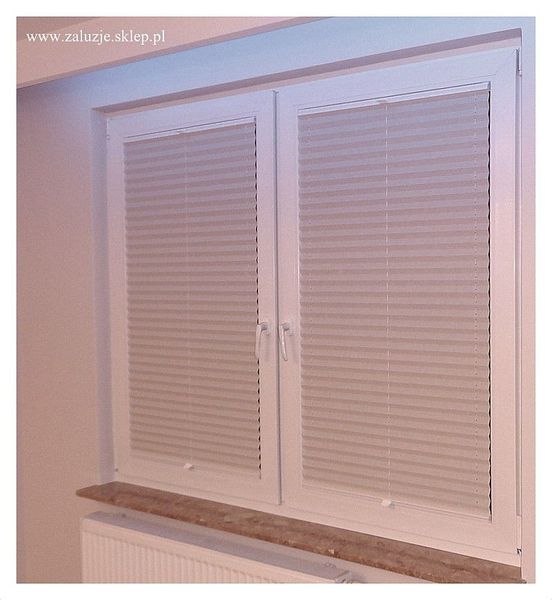 Z naszymi plisami okiennymi Akces zyskujesz kontrolę nad światłem w pomieszczeniach. Stylowy design i łatwy montaż to tylko część naszych zale