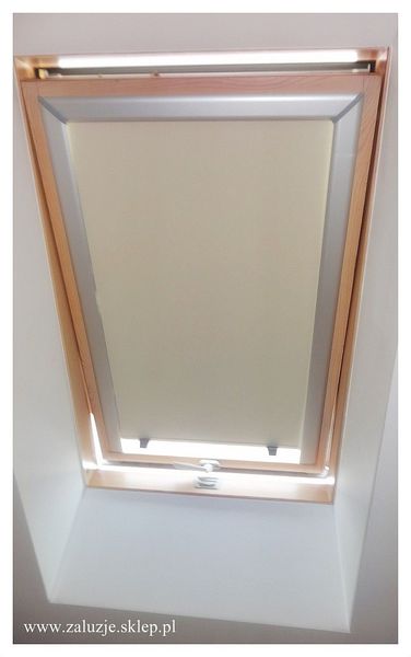 Doskonała ochrona przed światłem i ciepłem! Roleta dachowa z podgumowaniem - skuteczne zabezpieczenie przed promieniami słonecznymi.