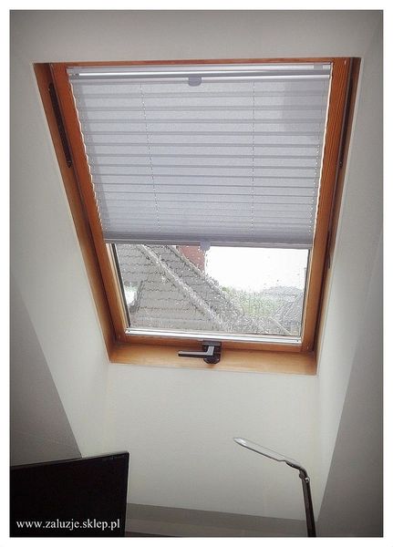 Plisa Dachowa w Kolorze Szarym: Harmonijna Aranżacja Okien. 