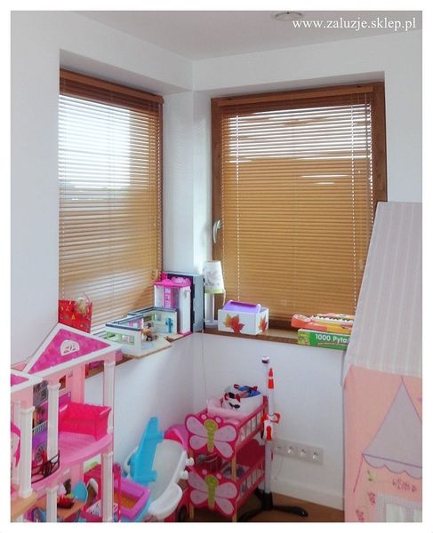 Żaluzje Drewniane w pokoju dziecięcym.