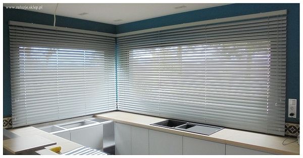 Żaluzje poziome aluminiowe 50 mm - nowoczesność spotyka się z funkcjonalnością. Precyzyjna regulacja światła i prywatności w designerskim wydaniu.