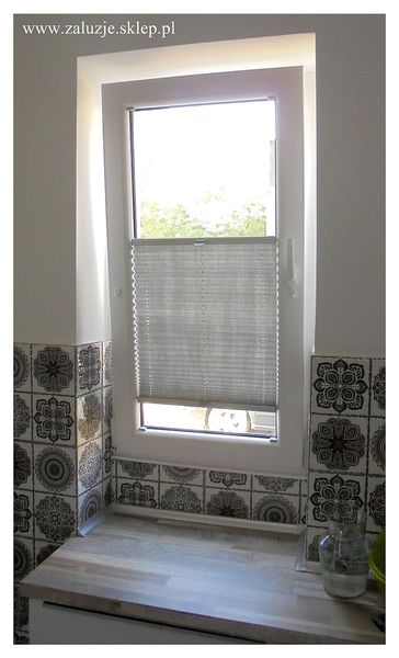 Dodaj elegancji i stylu swoim oknom dzięki szarej plisie okiennej.