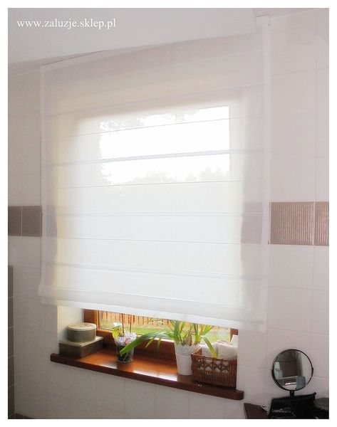 Nasza biała roleta rzymska to doskonały wybór dla miłośników stylu skandynawskiego.