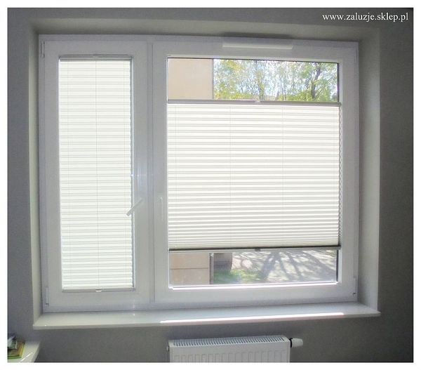 Kremowe plisy okienne, profesjonalnie montowane.