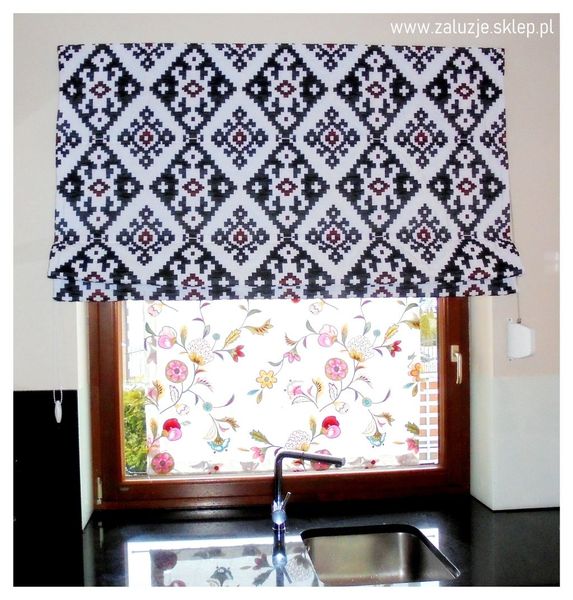 Dekoracyjna roleta rzymska - elegancja i styl w jednym. Regulacja światła i prywatności dla pięknego wnętrza.