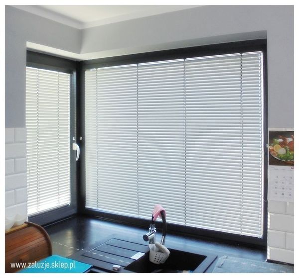 Żaluzje bambusowe: Naturalny urok kuchni! Ciepło i intymność z eleganckimi żaluzjami, idealnym dodatkiem do kuchni.