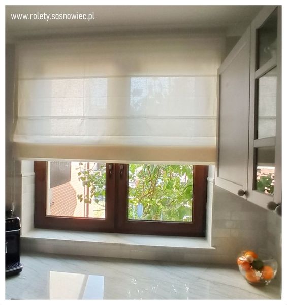 Zamów kuchenną roletę rzymską z montażem w Sosnowcu. Ochrona prywatności i kontrola światła w Twojej kuchni. ROLETY AKCES.