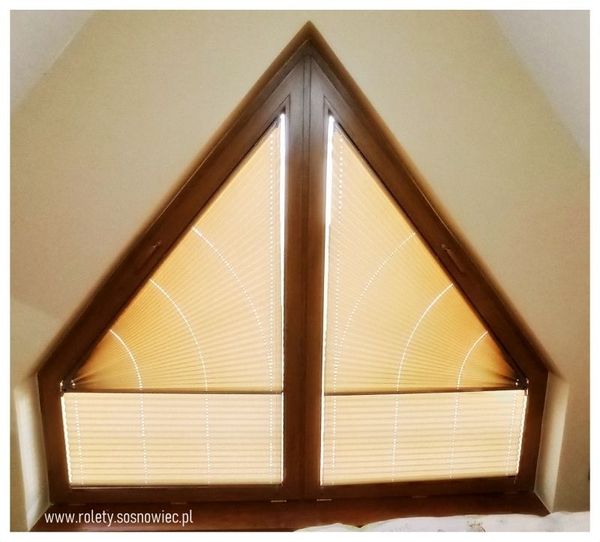 Stwórz efektowne wnętrze o subtelnym blasku dzięki naszym naściennym roletom z tkaniną metalizowaną.