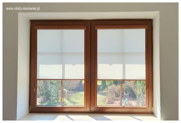 Stylowe wykończenie z naturalnym akcentem! Rolety okienne w drewnopodobnych kasetach - elegancja i trwałość w jednym.