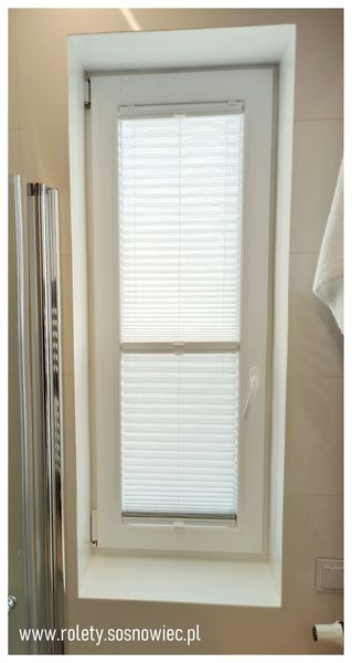 Montaż podwójnej plisy okiennej jest szybki i precyzyjny. Nasz doświadczony zespół fachowców zadba o dokładne dopasowanie i stabilne zamontowanie plis, zapewniając ich trwałość i funkcjonalność.