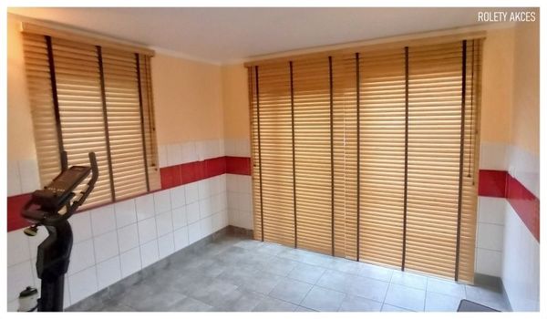 Dodaj przytulny akcent do swojego wnętrza żaluzjami bambusowymi naturalnymi 50 mm z czarnymi taśmami.