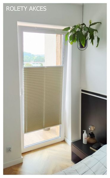 Plisy na drzwiach balkonowych - idealne dopasowanie do Twojego wnętrza. Zachowaj prywatność i kontroluj światło. Wybierz funkcjonalność i estetykę! #plisy #drzwi #balkonowe