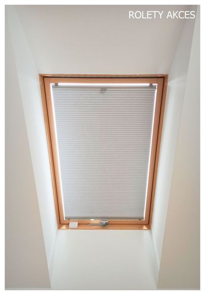 Duetta na okno dachowe - precyzyjna regulacja światła i funkcjonalność. Wybierz żaluzje plisowane dla komfortowego wnętrza. #Duetta #oknodachowe #żaluzjeplisowane