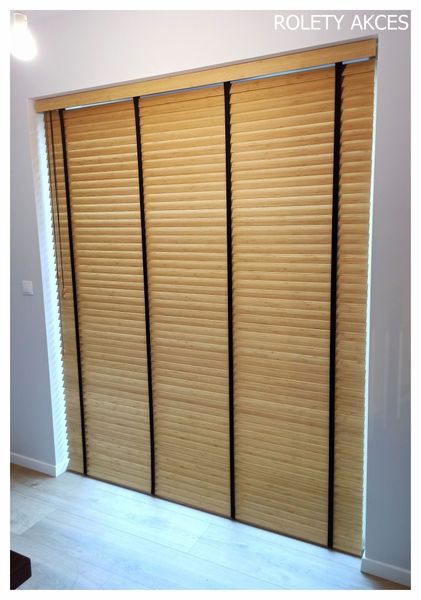 Żaluzje bambusowe 50 mm z czarnymi taśmami - elegancja i funkcjonalność. Regulacja światła i kontrastowe taśmy dodają wyjątkowego charakteru wnętrzu.