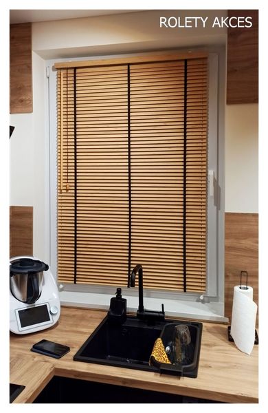 Żaluzje bambusowe: Naturalny urok kuchni! Ciepło i intymność z eleganckimi żaluzjami, idealnym dodatkiem do kuchni.