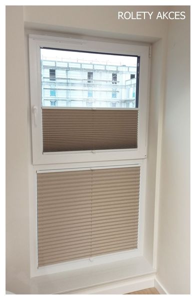 Delikatne piękno: beżowe plisy na oknach PCV.
