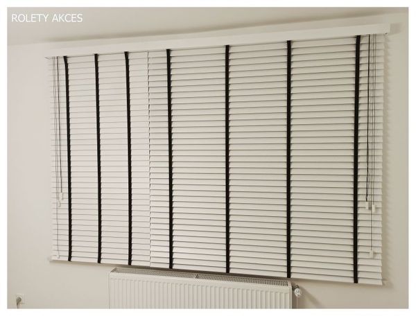 Stylowe żaluzje: drewno w bieli z czarnymi taśmami, elegancja z kontrastem, nowoczesny akcent, designerski detal na oknie.