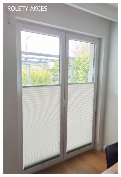 Rolety plisowane, idealne do drzwi tarasowych.