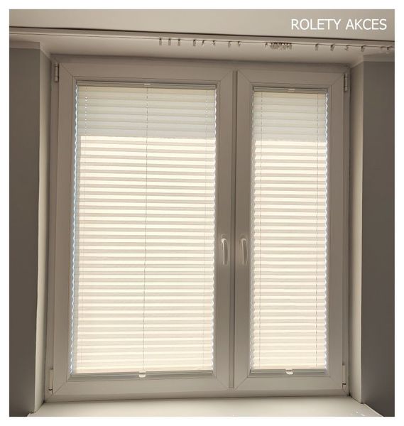 Kremowe plisy okienne ROLETY AKCES - doskonała kontrola światła i prywatności.