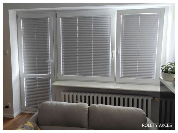 Szare plisy okienne – ROLETY AKCES 